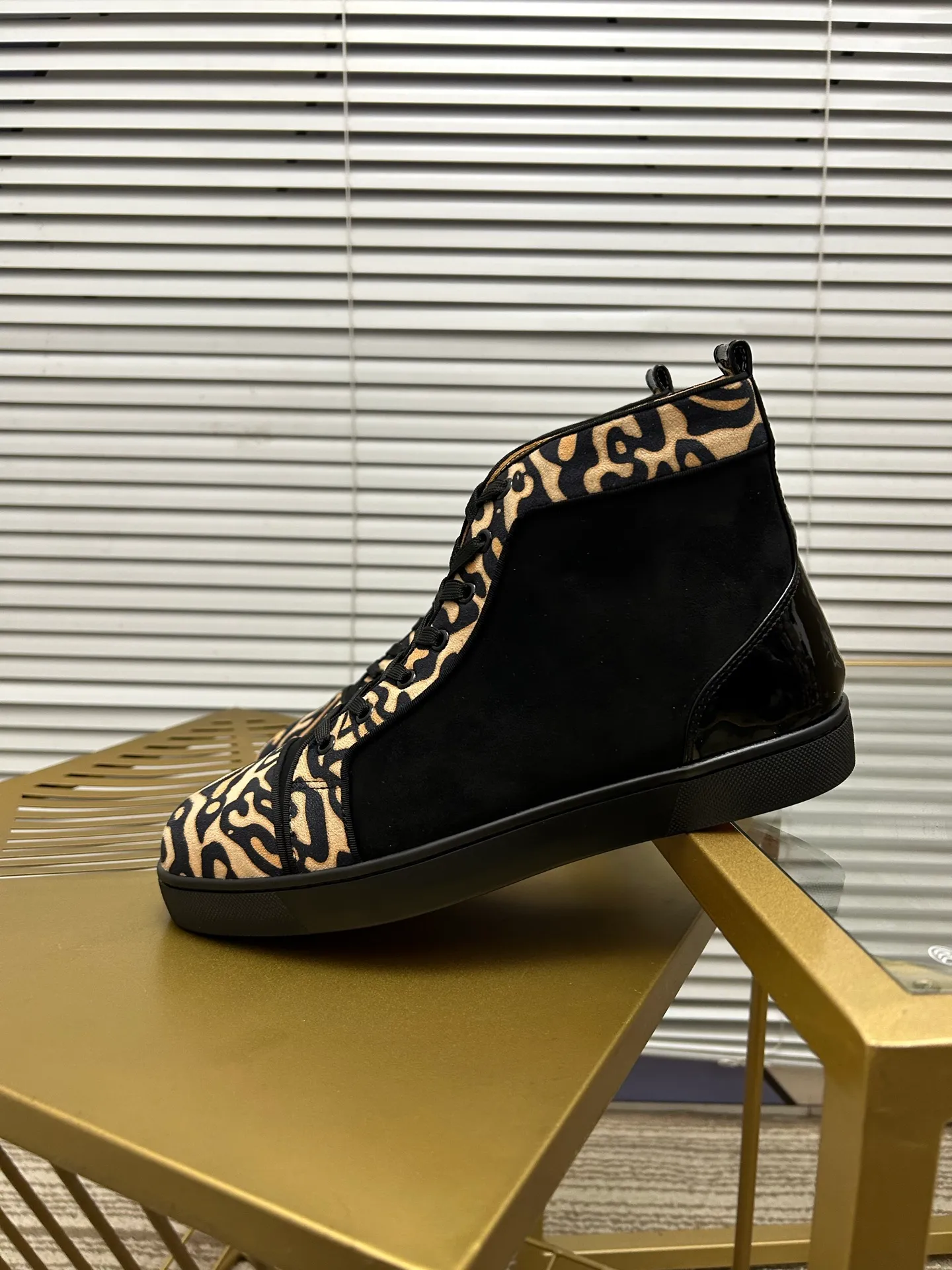(Customized model) Ex-factory price is 540. christian louboutin (CL red sole shoes) counter series, casual sneakers for couples 📢 📢 📢 Exclusive hot style release 🎈🎈💪 Movable latex feet 👻 Finished outsole line [Proud] 😝Female 35-40# Male 38#-46, global supply😝 [Top version]: Original imported genuine leather upper, top original leather lining, original molded TPU outsole, original 1:1 detail processing, original shoe last,